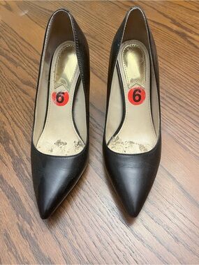 Marc Fisher Classic Black Pointed-Toe Women's Pumps - Size 6